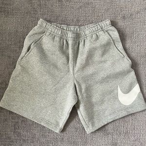 NWOT Nike Sportswear Club Men's Graphic Shorts Grey Gray L Large New w/o Tags